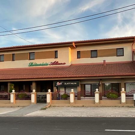 Restauracia-Penzion Altana Ludanice ภายนอก รูปภาพ