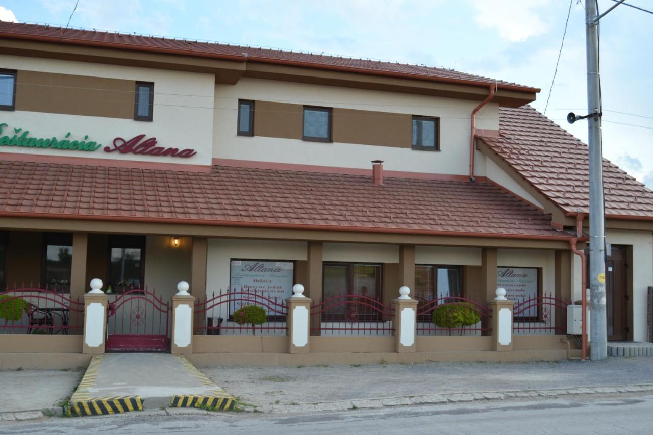 Restauracia-Penzion Altana Ludanice ภายนอก รูปภาพ