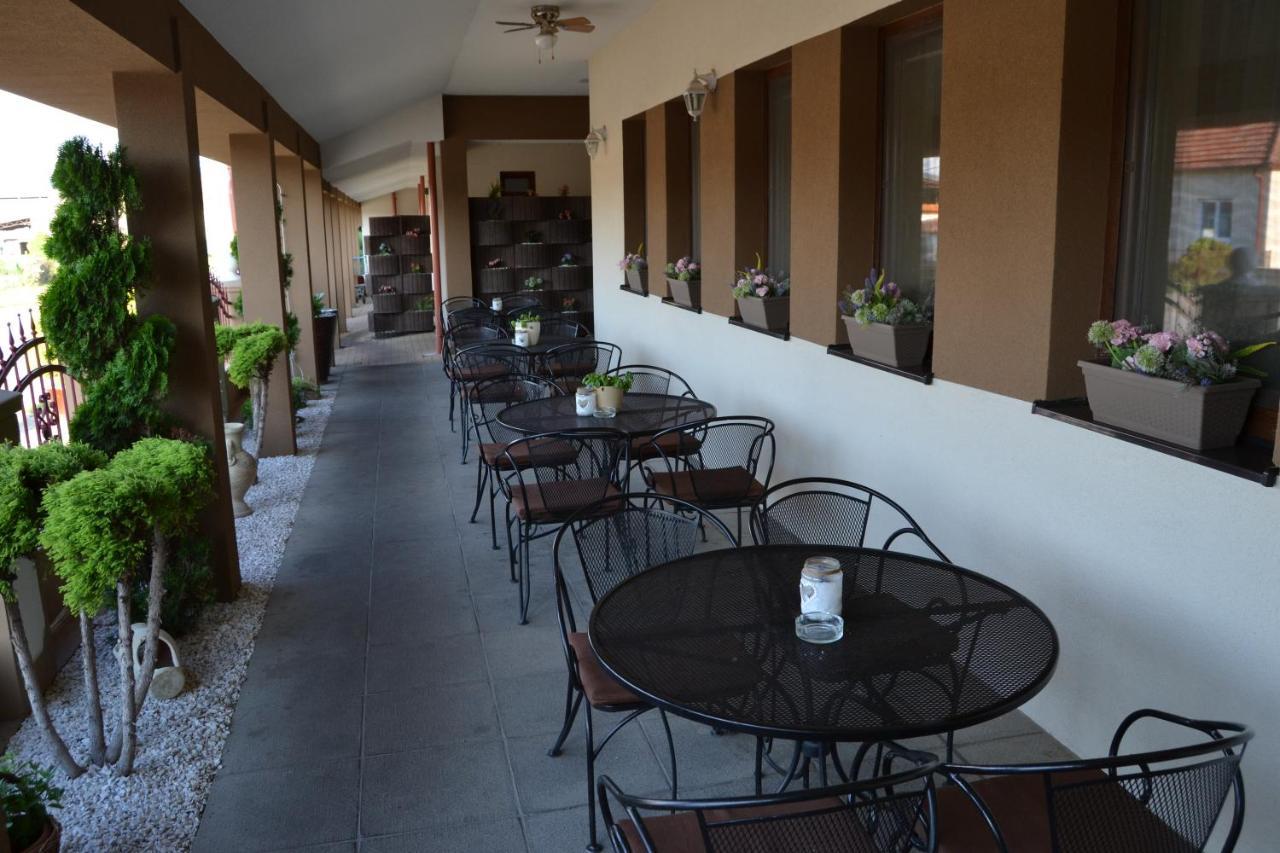Restauracia-Penzion Altana Ludanice ภายนอก รูปภาพ