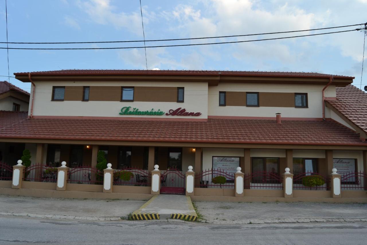 Restauracia-Penzion Altana Ludanice ภายนอก รูปภาพ