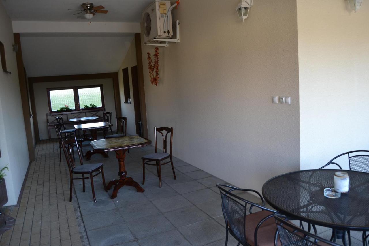 Restauracia-Penzion Altana Ludanice ภายนอก รูปภาพ