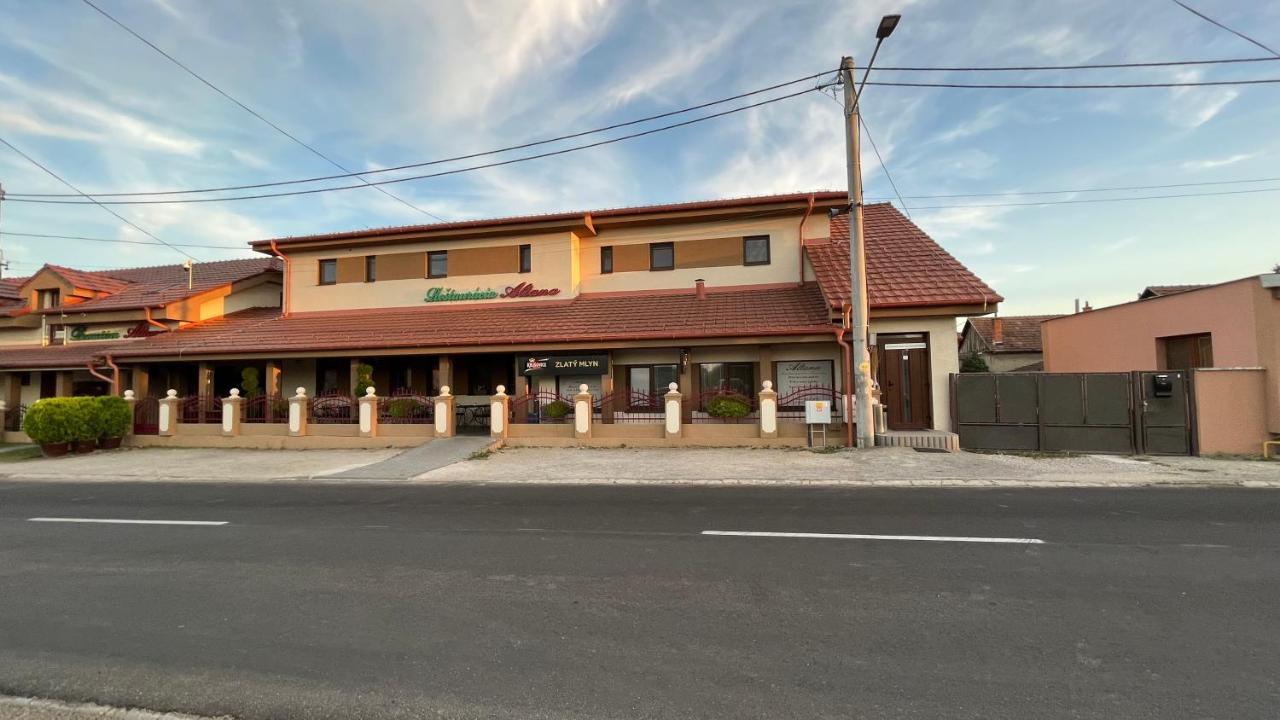 Restauracia-Penzion Altana Ludanice ภายนอก รูปภาพ