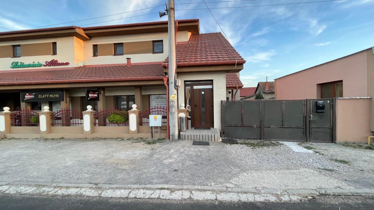 Restauracia-Penzion Altana Ludanice ภายนอก รูปภาพ